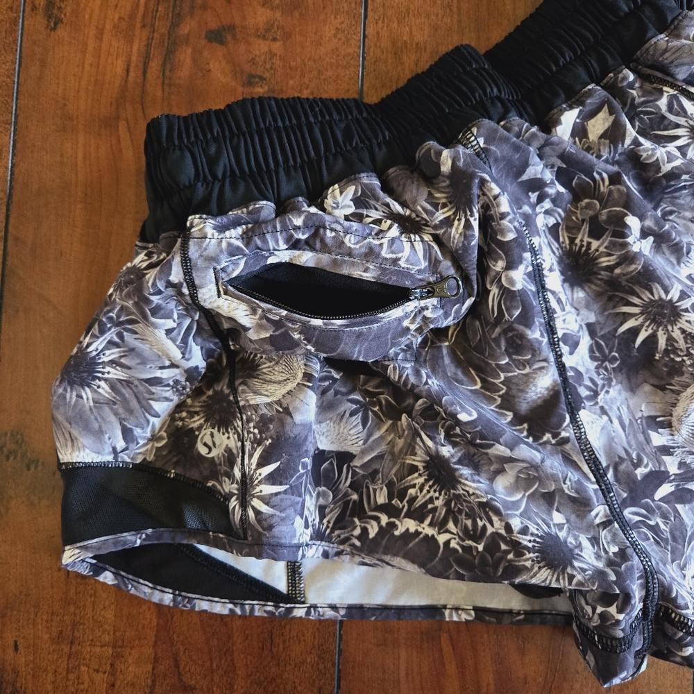 Lululemon Hotty Hot Shorts Flowabunga Black Angel Wing Low Rise Lined 2.5" Sz 6 - Picture 5 of 15